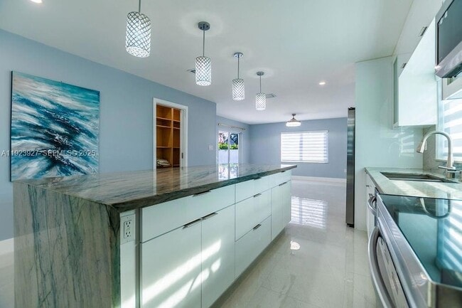 Building Photo - 3425 SW 69th Ave