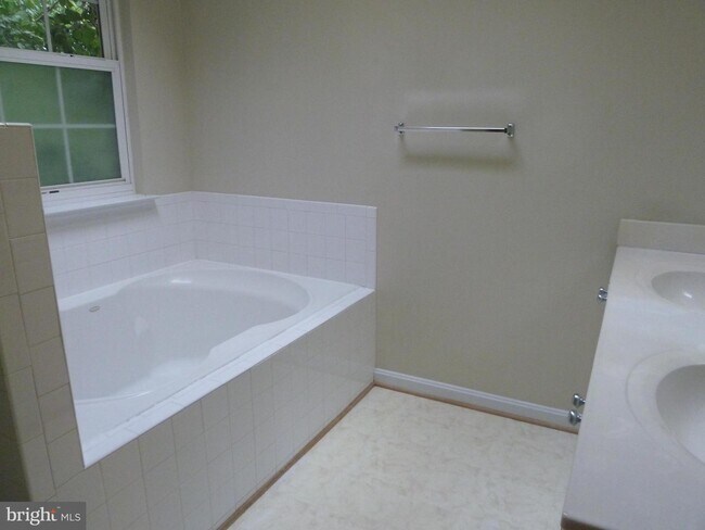 Building Photo - 231 Braxton Way