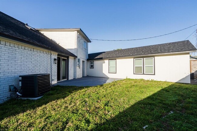 Building Photo - 1402 Bayou Shore Dr