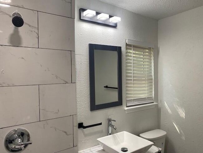 Building Photo - Remodel, large lot