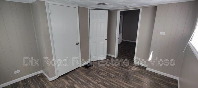 Building Photo - 702 W Fairview Ave