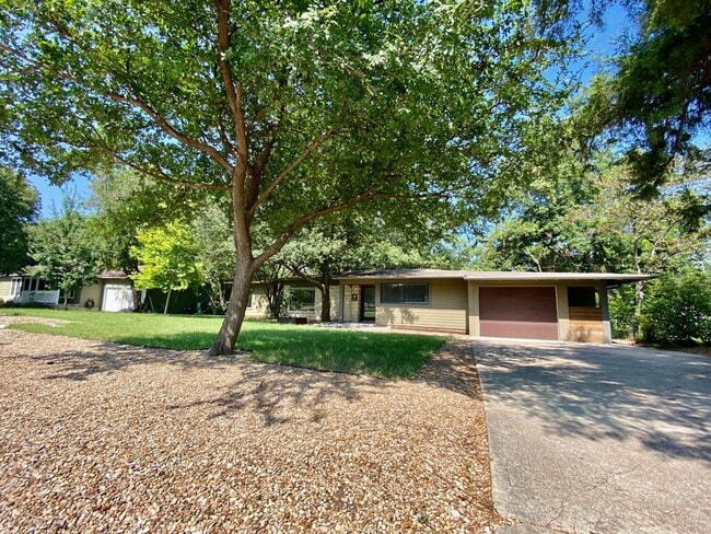 Building Photo - Charming 4 Bedrooms, 3 Bathrooms Home in Allandale!!!!