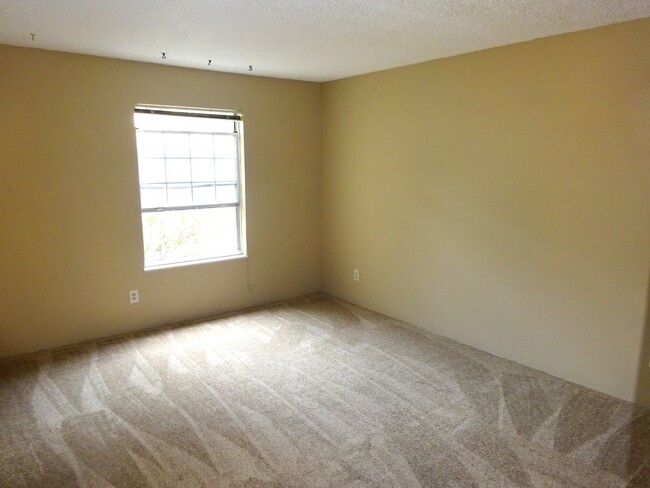 Building Photo - Charming 1 Bedroom 1 Bath First Floor Cond...