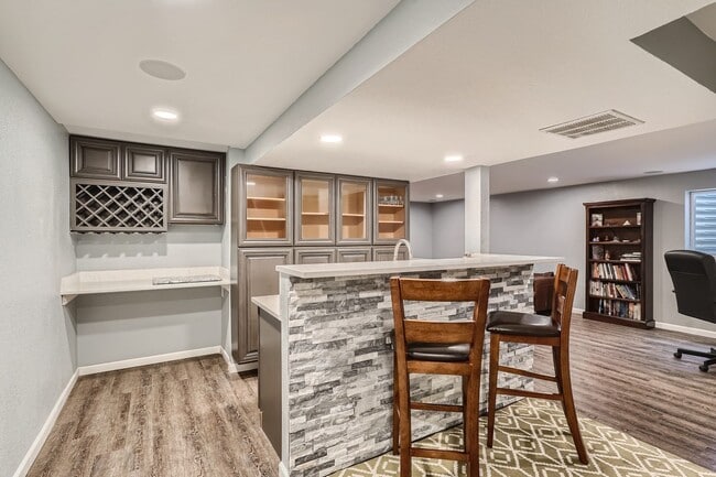 Building Photo - Beautiful 5 BDR Louisville Home/ Private Backyard