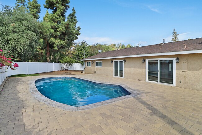 Building Photo - 8601 Santa Susana Plz