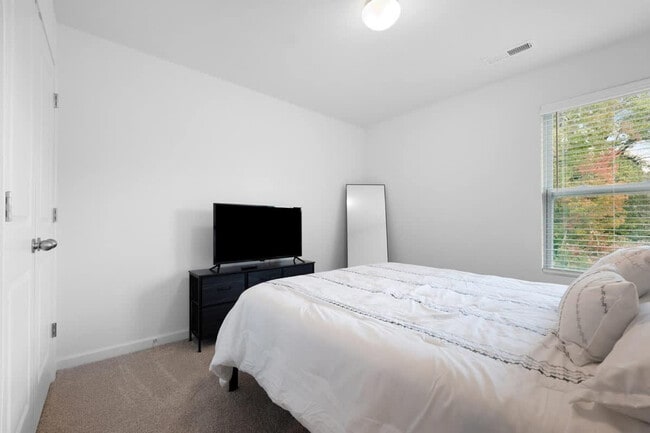 Building Photo - 2 Saltford Ln