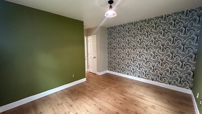 Building Photo - Portland Original Bungalow! Hardwoods, Lar...