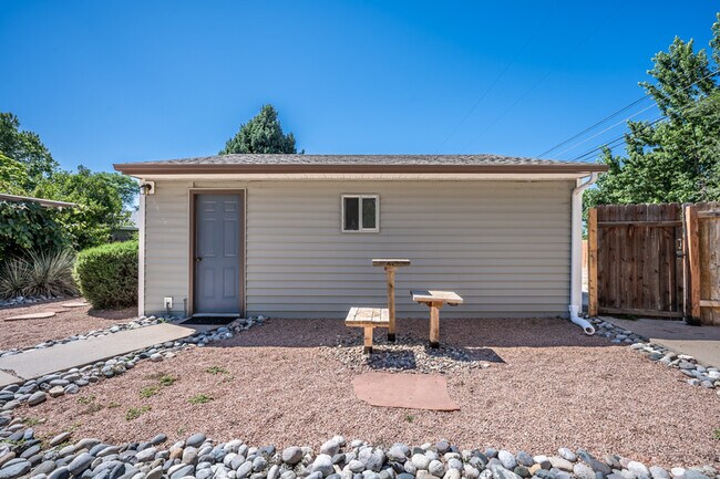 Building Photo - 2140 Robin Dr