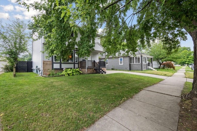 Building Photo - 578 E Mahan Ave