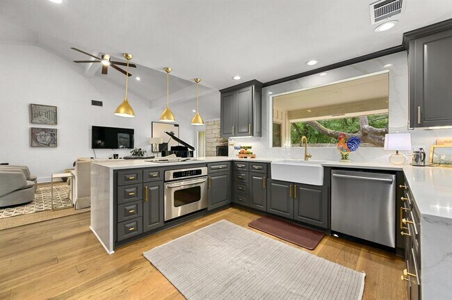 Building Photo - 1300 Pasaguarda Dr