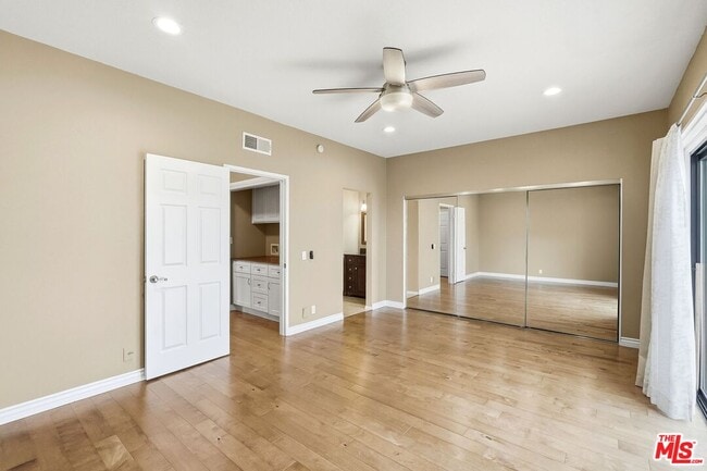 Building Photo - 6505 Beachview Dr