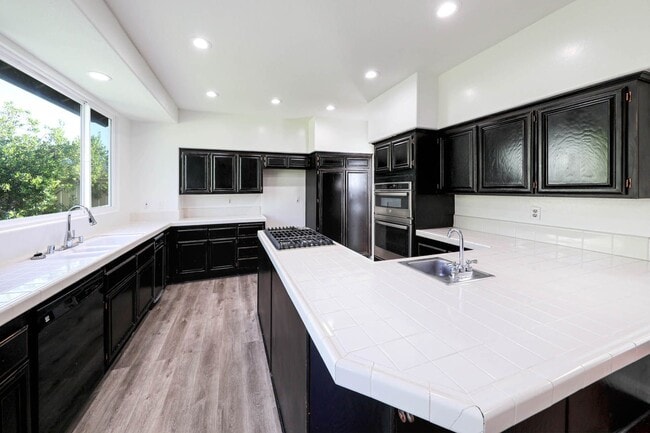 Building Photo - Exceptional 5 bedroom home in Aliso Viejo
