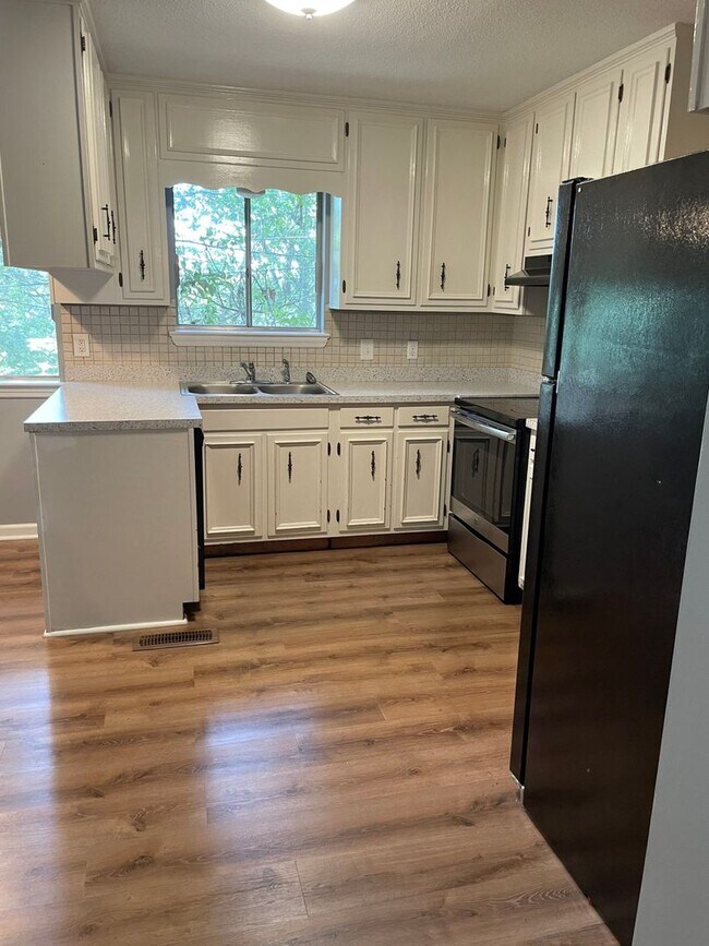 Building Photo - Three Bedroom, Large Lot, Pet Friendly,Hixson! ***Monthly rent $1900.00!***