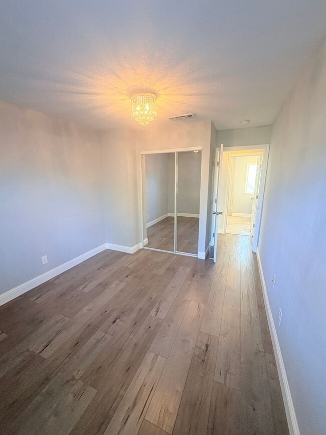 Building Photo - 1524 Gladstone Dr