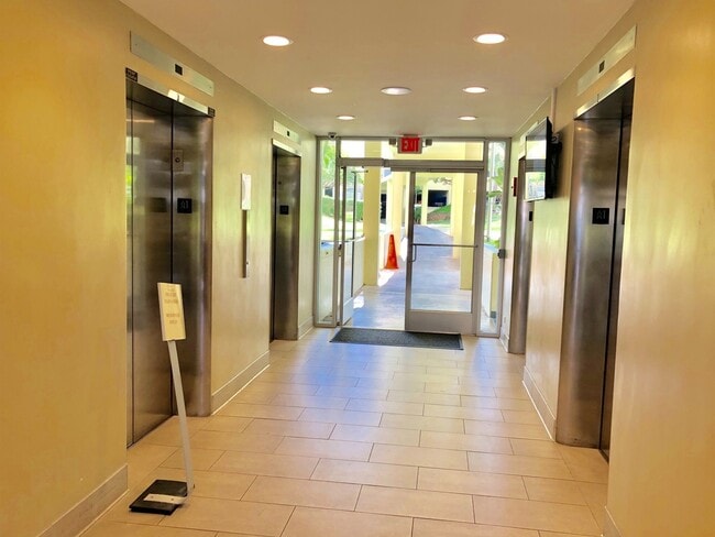Building Photo - Century West 2 bedroom 2 bathroom 1 covere...