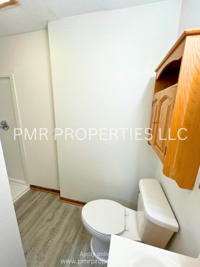 Building Photo - Red Oak Apartments