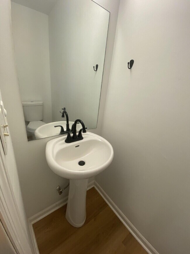 Building Photo - Charming 2 Bed, 1.5 Bath in the Heart of East Nashville