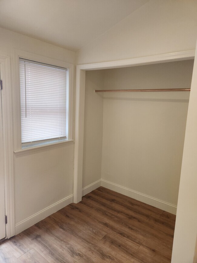 Building Photo - 166 Langton St
