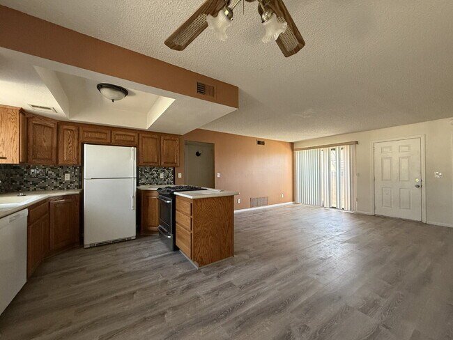 Building Photo - New Flooring, no carpet. 2bed 2bath Gated Community with a Swimming Pool