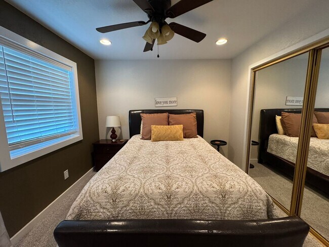 Building Photo - Riverfront 2BR Condo Great Views, Luxury Furnished incl UTILITIES