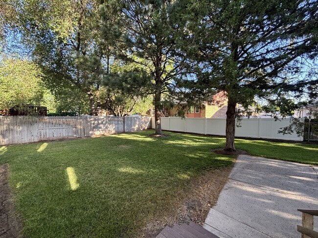 Building Photo - 2243 Aspen Hills Dr