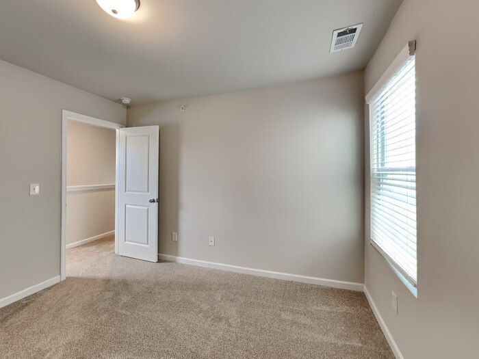 Building Photo - 2129 Belmont Cir NE