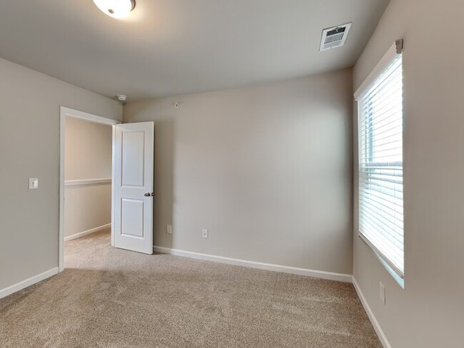 Building Photo - One Month FREE Move-in Special!