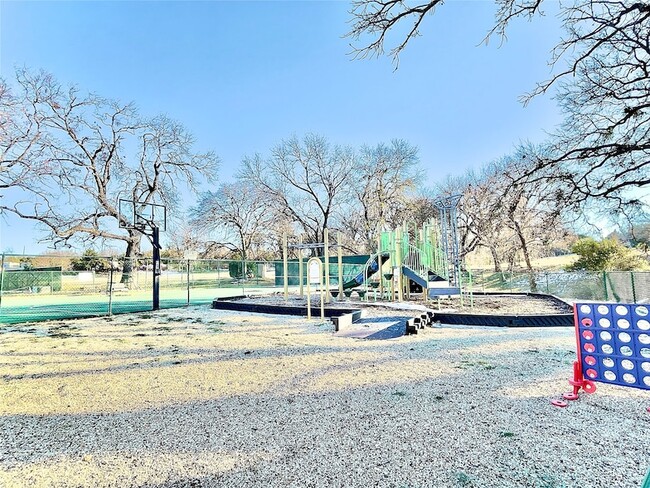 Building Photo - 3119 Lakeside Dr