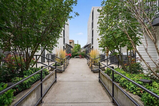 Building Photo - 5635 NE Glisan St