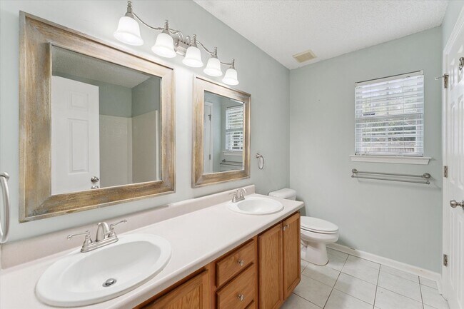 Building Photo - $500 RENT CREDIT | AVAILABLE NOW! (Pet Friendly)