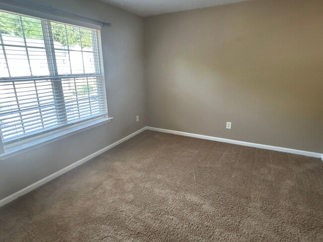 Building Photo - 2 Bed | 2.5 Bath End Unit Townhome in Rale...