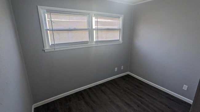 Building Photo - 1636 S Glenn Ave