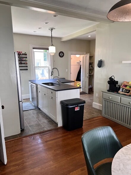 Large eat-in kitchen - 5A Evergreen Ave