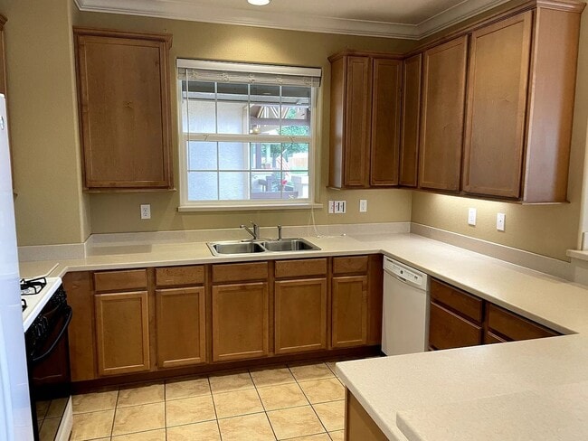 Building Photo - MOVE IN SPECIAL $500 OFF FIRST MONTHS RENT in this 55+ Community!!