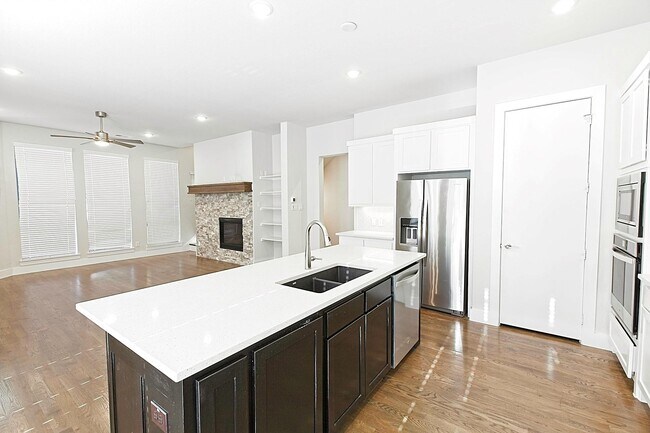 Building Photo - 1405 Bronson Ct