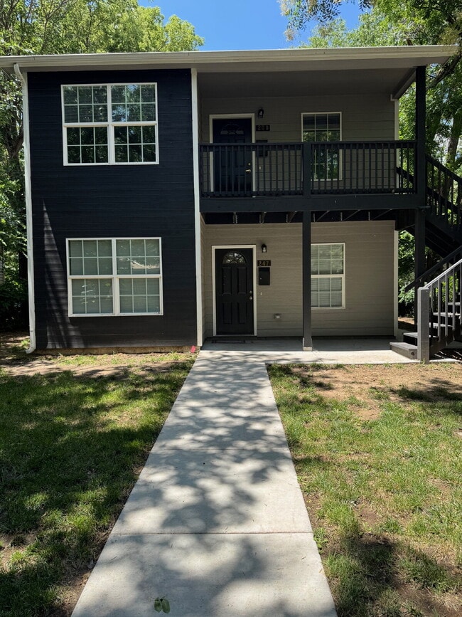 Building Photo - Gorgeous, 2-bedroom downstairs apartment w...