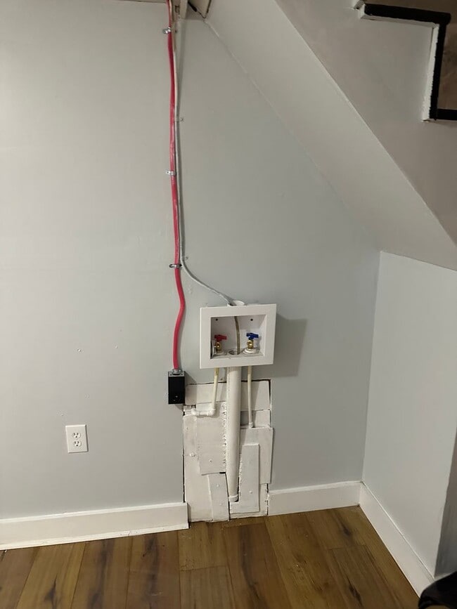 Building Photo - Spacious Rooms! Finished Basement! W/D Hook-Up!! Available Now!