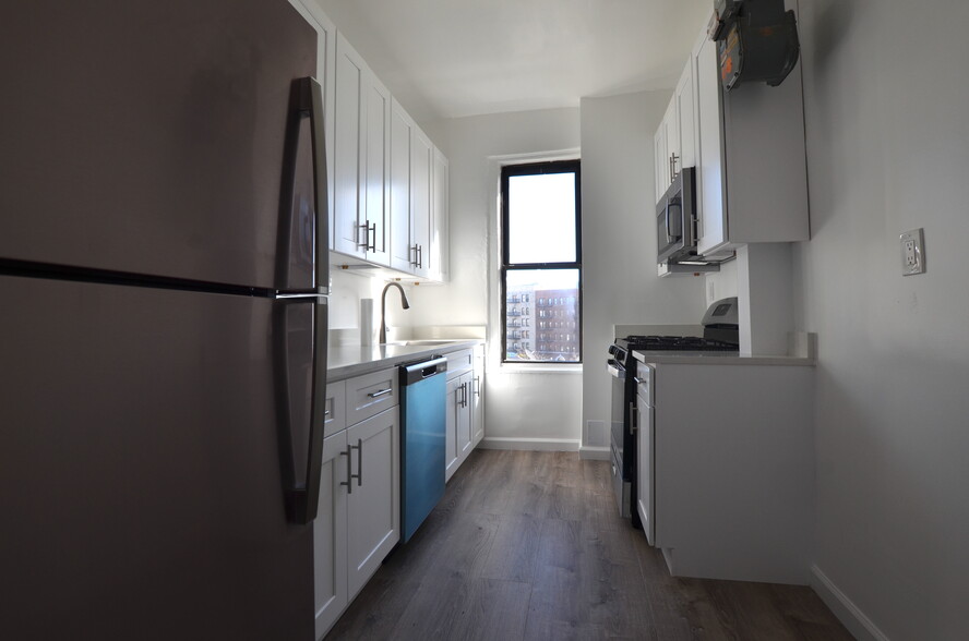 Building Photo - 121 E 38th St