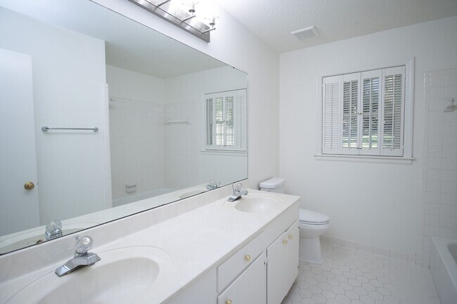 Building Photo - Renovated 5BR Home Minutes from Downtown Columbia | Two Full Kitchens + Fenced Yard ~ Available M...