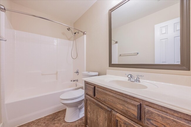 Guest Bath - 5604 Balmorhea Dr