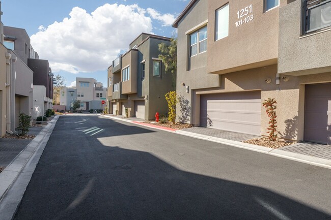 Building Photo - Luxury Summerlin/Affinity townhome