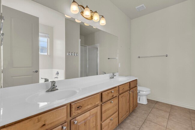 Building Photo - Charming Midway Home - Available Now!