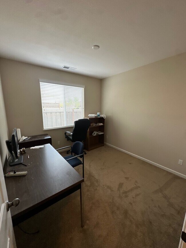 Building Photo - Spacious 4 Bed / 3 Bath Home with Large Covered Patio in Chico