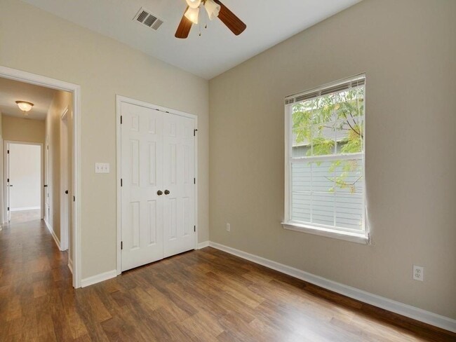 Building Photo - 1172 Oak Grove Ave