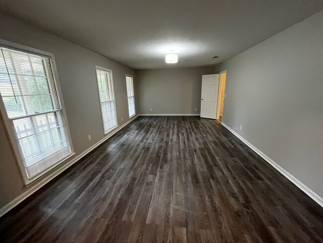 Building Photo - Welcome to this spacious 3-bedroom, 2-bath...