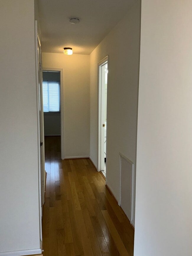 Building Photo - Very well maintained 4BR 2.5BA Colonial mo...