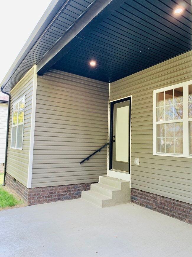 Building Photo - 850 McIntyre St