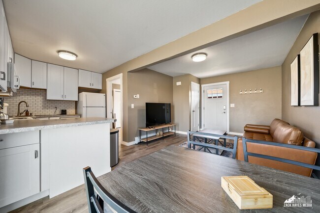 Building Photo - 901 E 46th Ct