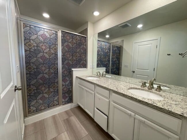 Building Photo - Beautiful & Spacious 4Bed, 3Bath In Breathtaking Erie Co,