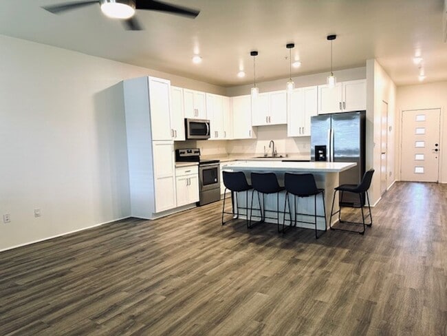 Building Photo - 3 Bedroom, 2.5 Bathroom with 1 Enclosed Pa...